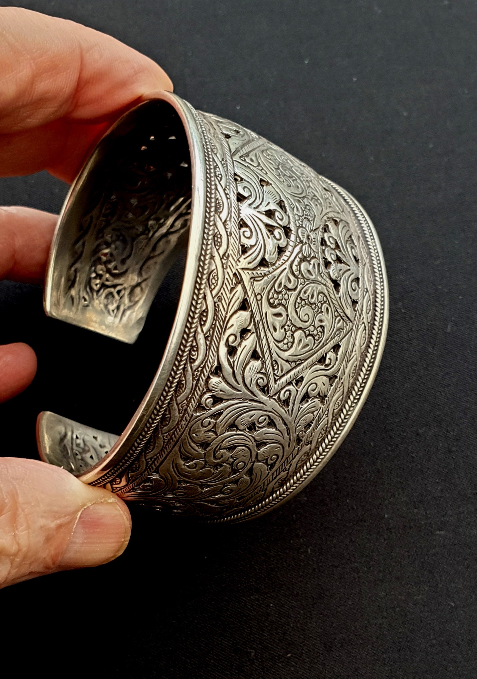 Bracelet Rigide Ciselé Vintage Argenté - Motifs Floraux Artisanaux, Occasion