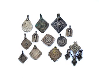 Kavel van 12 oude Berber zilveren hangers voor het maken van hangers of kettingen - Marokko