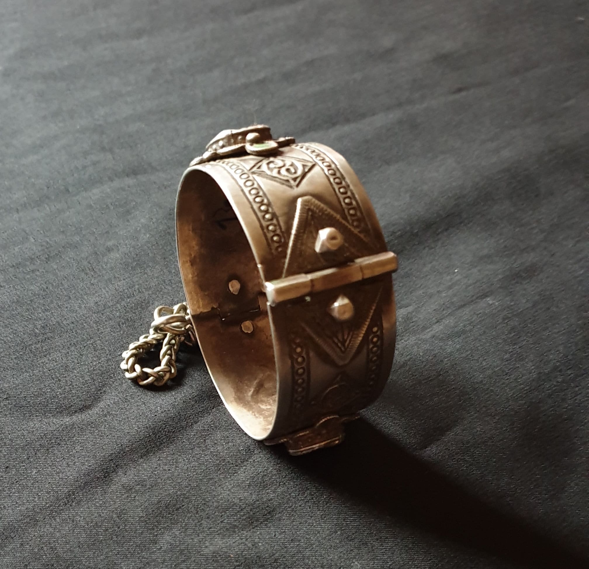 Bracelet Ancien Berbère Marocain En Argent Massif - Artisanat Vintage (1 Pierre Manquante)
