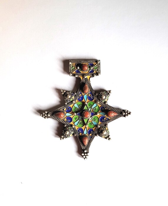 Croix Du Sud Berbère En Argent, Corail Et émaux - Bijou Ethnique D'occasion