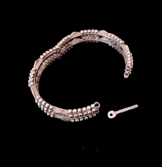 Bracelet Ancien En Argent Sterling Avec 7 Pendeloques - Vintage Et Charmant
