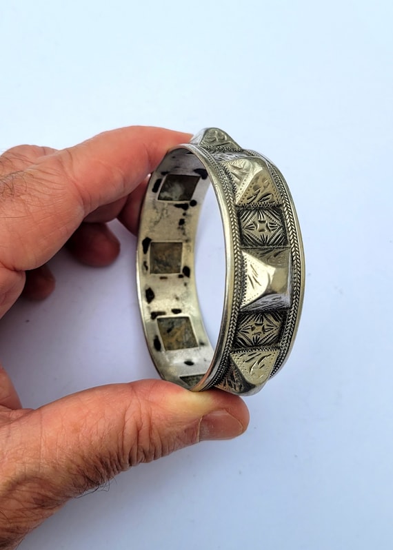 Bracelet manchette berbère ancien en argent orné d