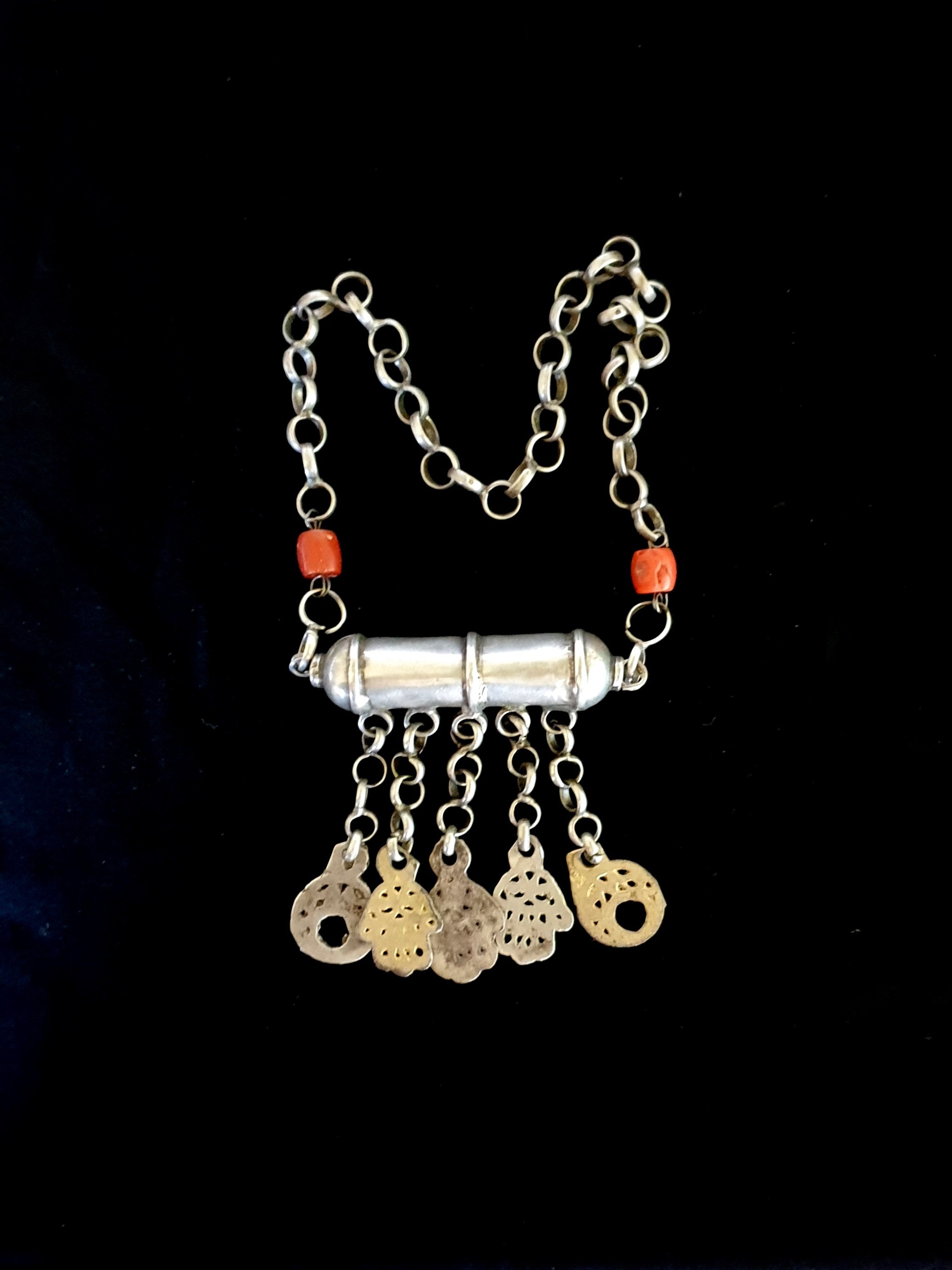 Amulette Ancienne en Argent - Pendentif Hirz, de Tunisie avec Perles Corail et Pendeloques