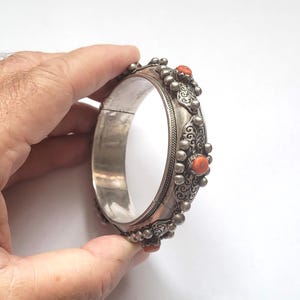 Ledat silverarmband prydt med 6 cabochoner av äkta korallpärlor - Marocko