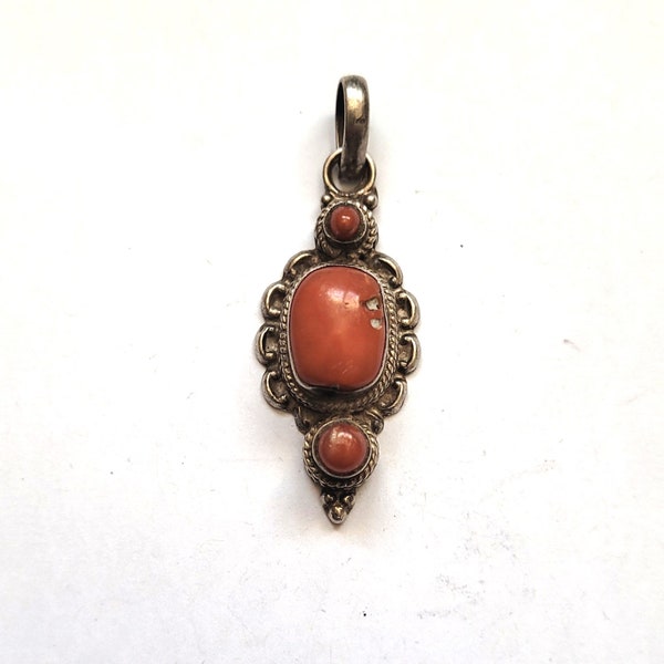 Pendentif ancien Tibétain en argent avec Cabochon de perle de corail – TIBET