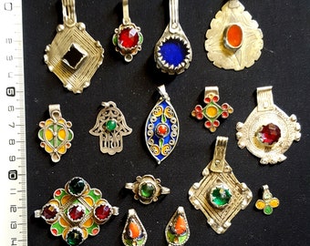 Maroc – Lot de divers pendentifs en argent,  émail, corail et verroteries pour confection de colliers