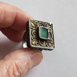 Berber ring in silver, enamelled with a square top topped with a green glass cabochon – Morocco