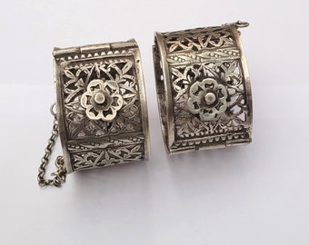 Aurès, Algeria - Pair of openwork silver hinged bracelets decorated with flowers and scrolls
