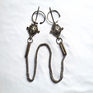 Pair of silver brooches Berber region of Ouarzazate Draa Valley - Connected by a chain - Morocco