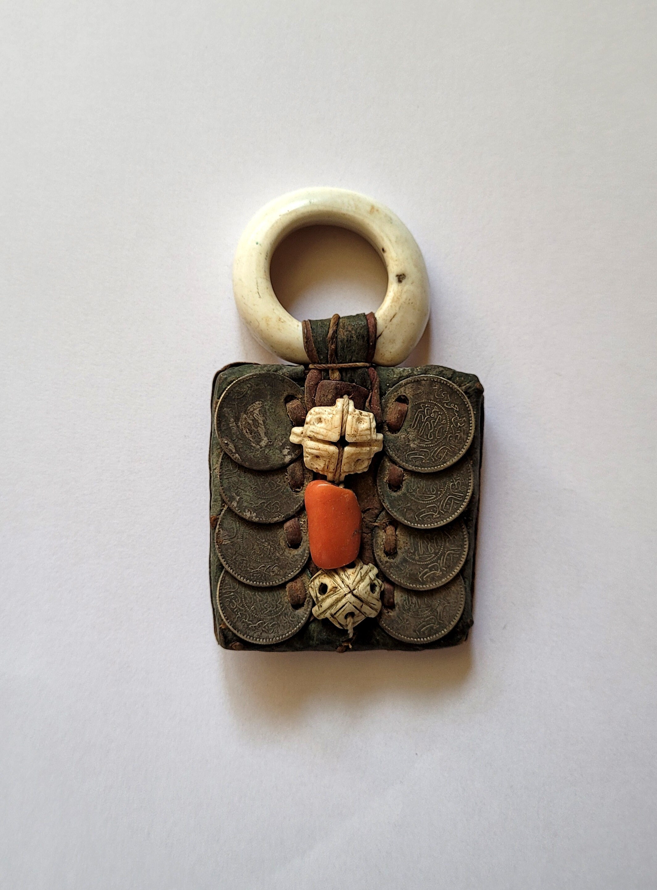 Antique Amulette/Talisman Porte-Bonheur - Cuir Coquillage -Monnaies Anciennes Corail Sahara Algérie