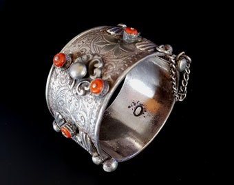 Morocco - Articulated silver bracelet enhanced with 8 genuine coral beads in cabochon, handmade by the craftsman.