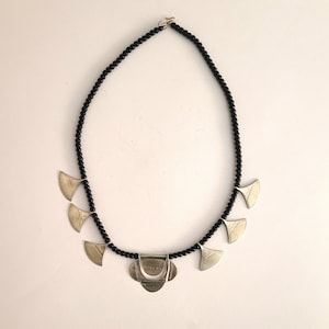 Shatshat necklace from Azawagh - Tuareg jewelry in finely chiseled silver and artisanal glass beads
