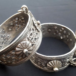 Marokko – Paar durchbrochene Silberarmbänder mit Scharnieröffnung und Zeitstempeln