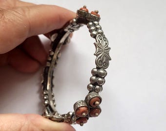 Morocco - Articulated silver bracelet enhanced with 16 genuine coral beads in cabochon, handmade by the craftsman.