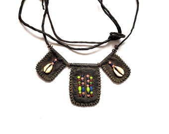 Talismans amulettes en cuir – Cauris - TOUAREG. Pendentifs protecteurs porte-bonheur