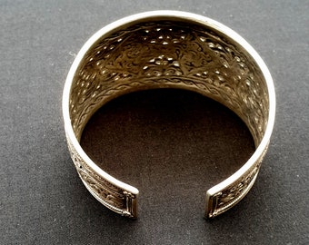 Bracelet Rigide Ciselé Vintage - Métal Argenté Avec Motifs Floraux Artisanaux, Occasion