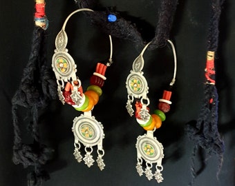 Morocco - Berber - Two large earrings, Akhsass, in silver, authentic coral beads and round pendants niello and enamelled green and yellow.