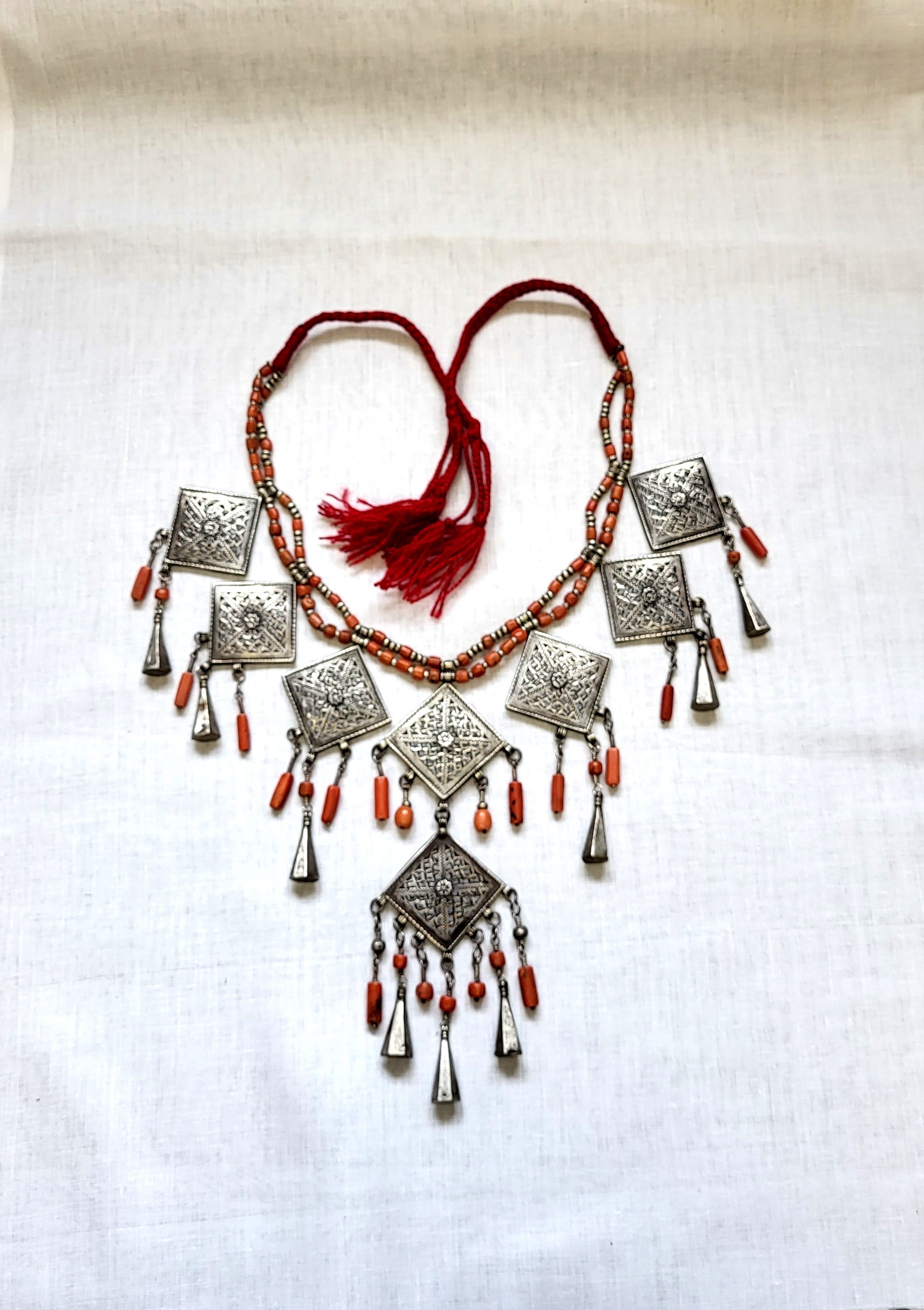 シルバーと本サンゴビーズのベルベル人のネックレスとイヤリング