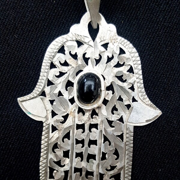 Maroc – ancienne main de Fatima «Khamsa - Khomissa – Hamsa » ajourée en argent, Perle noire