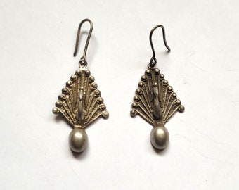 Paire de boucles d’oreilles en argent représentant un Paon