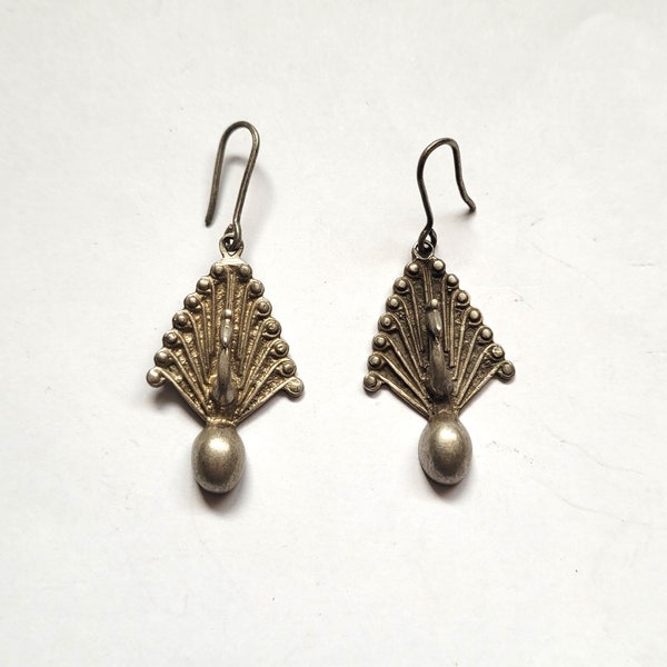 Paire de boucles d’oreilles en argent représentant un Paon