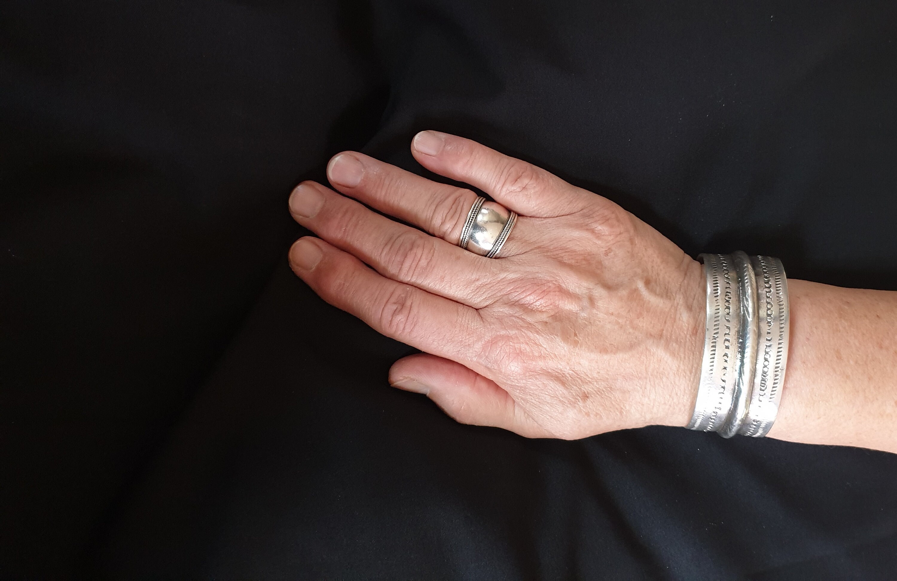 C*t様 貴重 チュニジア カフブレスレット アンティーク 民芸品 シルバー 刻 貴重 チュニジア カフブレスレット アンティーク 民芸品