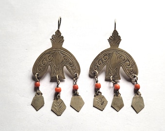 Antique Berber silver earrings and coral beads - Morocco