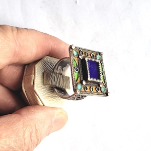 Berber ring in silver, enamelled with a square top topped with a purple glass cabochon – Morocco