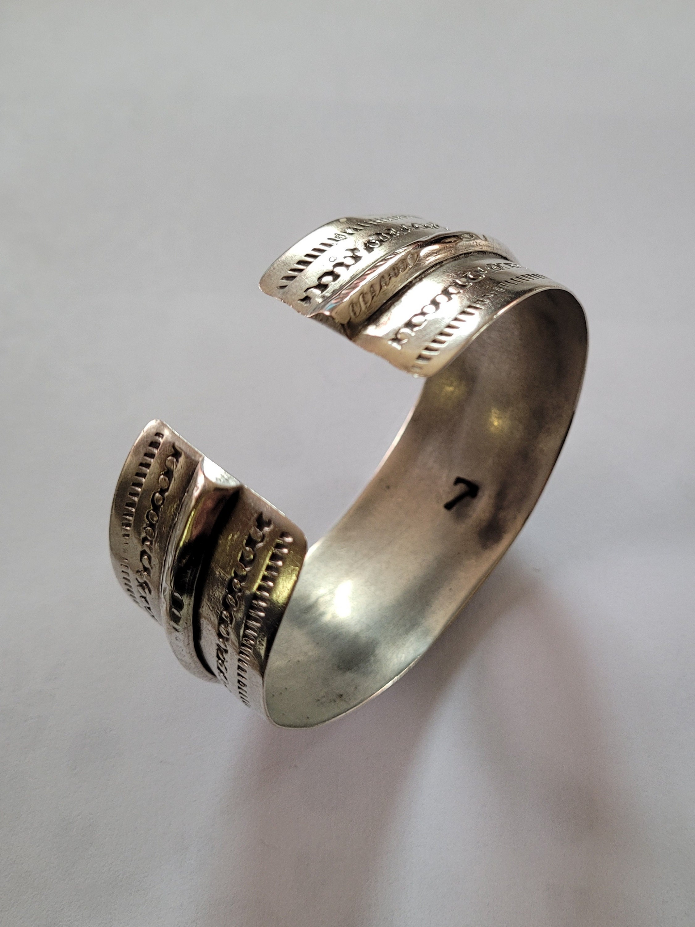 貴重 チュニジア カフブレスレット アンティーク 民芸品 シルバー 刻印あり 貴重 チュニジア カフブレスレット アンティーク 民芸品 シルバー 刻印あり