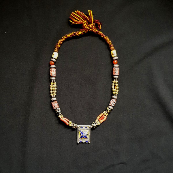 Ancien collier de Mauritanie avec perles et pierres diverses, corail, agate, argent, Murano.