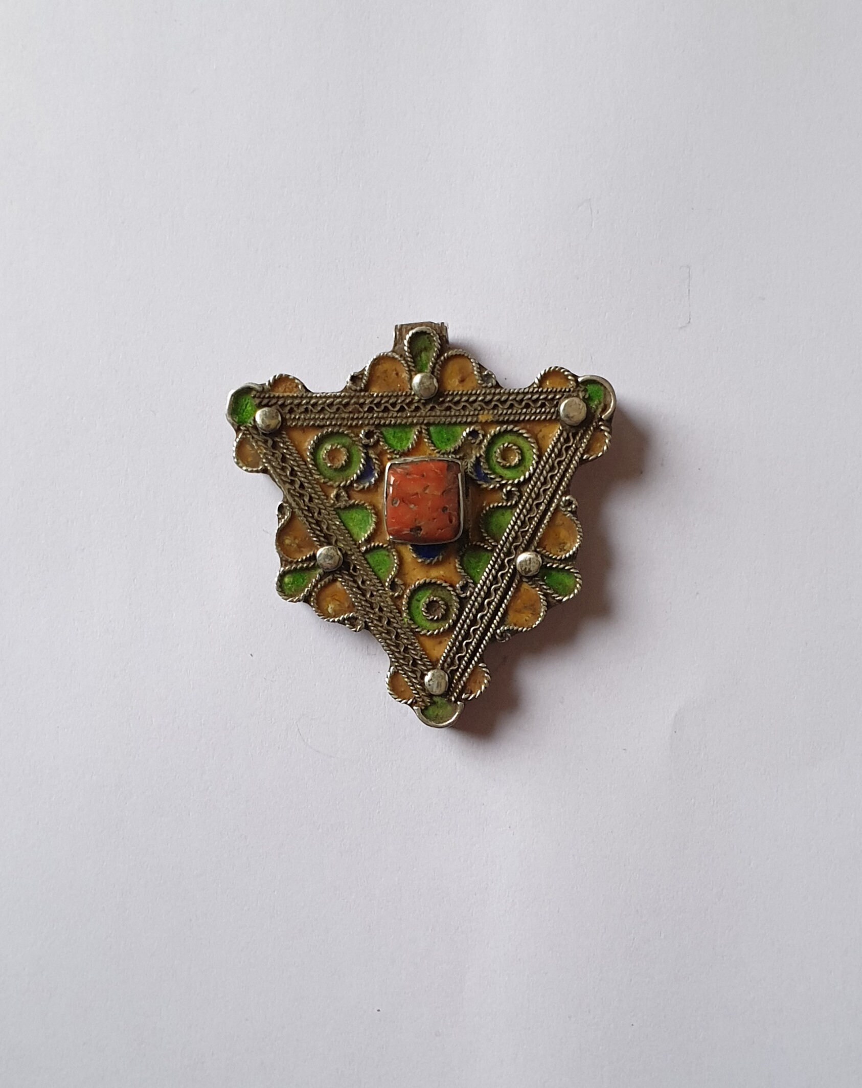 Maroc Ancienne Amulette Hirz ou Herz Pendentif Argent Émail et Perles de Corail en Cabochons