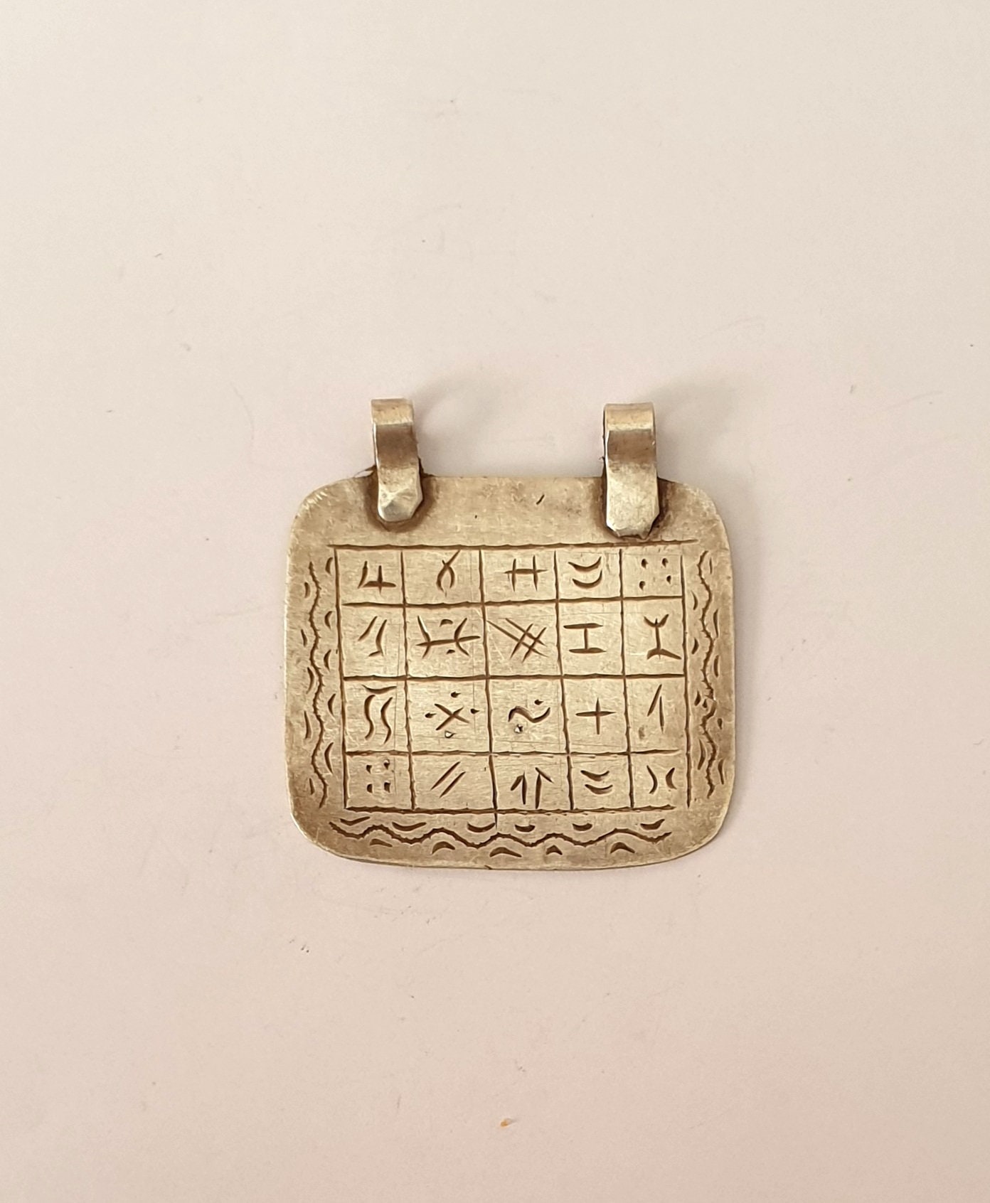 Maroc - Amulette Protectrice Carré Magique en Argent Poinçons Au Revers Tête de Bélier