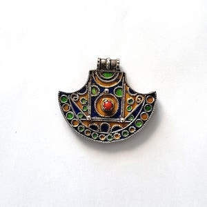 Berber pendant in silver, enamelled richly decorated and coral bead - South of Morocco, Tiznit
