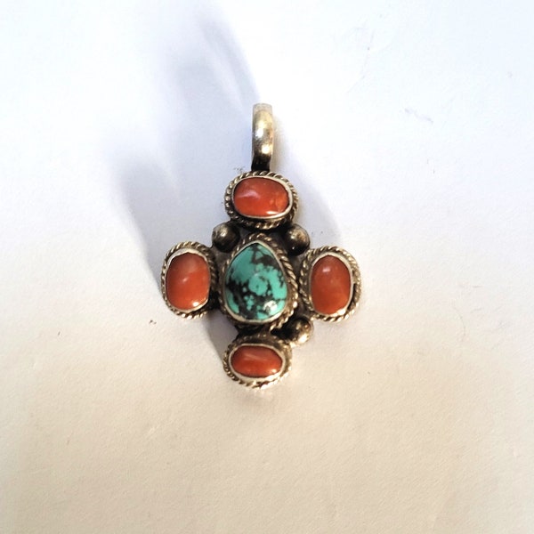 Pendentif ancien Tibétain en argent avec Cabochons de perles  Turquoise et corail – TIBET