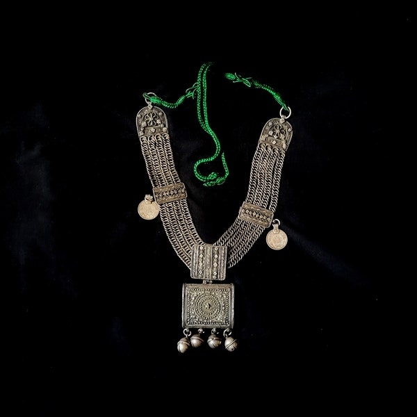 Ancien collier bédouin en argent avec boite amulette à coran et grelots en pendeloques - Yémen