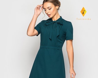 Abito con scollo a fiocco verde scuro, abiti da cocktail anni '60 per donne, abito da ufficio casual A line, abito professionale, abbigliamento da lavoro contemporaneo TAVROVSKA