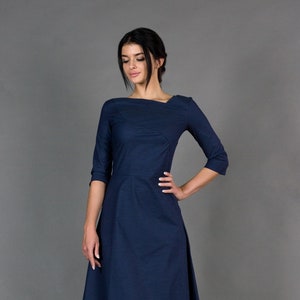 Marineblaues einfaches Kleid, Urlaubs-Cocktailkleider, Fit-and-Flare-Kleider für Frauen, Bescheidene Kleider für Hochzeitsgäste, Professionelles Kleid TAVEROVSKA