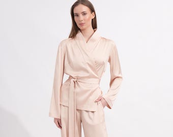 Conjunto de pijama beige para mujer, de viscosa con aspecto de seda, blusa cruzada y pantalones de pierna ancha. Elegante conjunto de salón de lujo a juego. TAVROVSKA