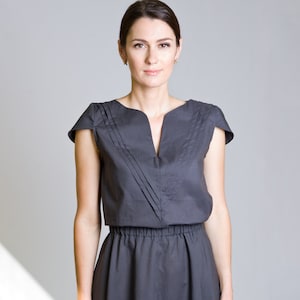Kurzarm-Shirt-Kleid mit V-Ausschnitt, Baumwollsommerkleid, Fließendes Sommerkleid, Schwarzes Midi-Kleid für Frauen, Luxus-Resort-Kleidung TAVEROVSKA