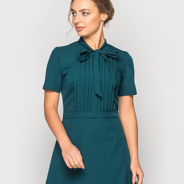 Dunkelgrünes Kleid mit Schleife, A-Linie, 60er Jahre Stil Bürokleid 60er Jahre Retro Abendgarderobe Retro TAVEROVSKA