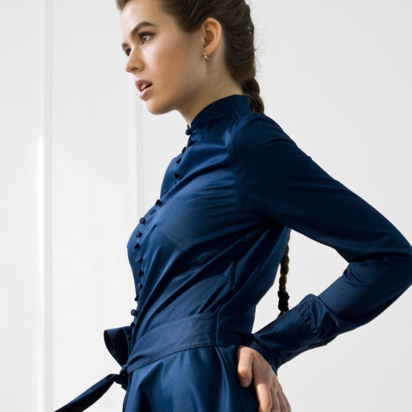 Stehkragen Kleid fit-and-flare, Abendkleid mit Überzug Knopf Stehkragen, Blaue Cocktail-Kleidung lange Ärmel, Hochzeitsgast Kleid TAVEROVSKA