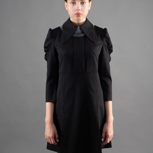 Une robe noire avec un grand col, une mini robe à manches bouffantes avec un col et une oreille de chien, des robes plissées à col en tulle blanc pour l&#39;automne des invités de mariage TAVROVSKA