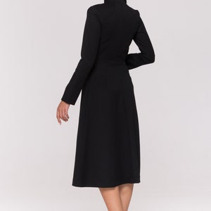 Robe cocktail noire à manches longues pour femmes, robe de travail ajustée et évasée à col haut Robes noires à col montant pour femmes Robe structurée TAVROVSKA image 5