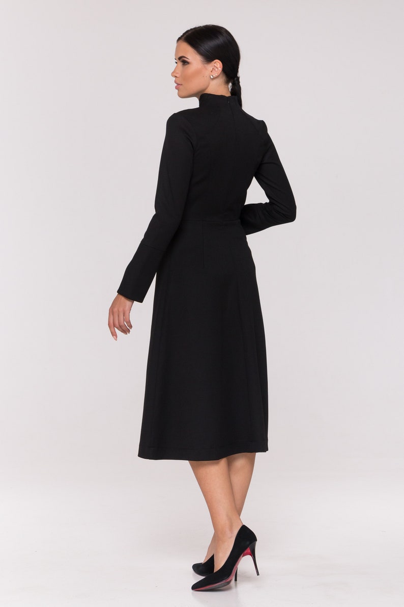 Robe cocktail noire à manches longues pour femmes, robe de travail ajustée et évasée à col haut Robes noires à col montant pour femmes Robe structurée TAVROVSKA image 5