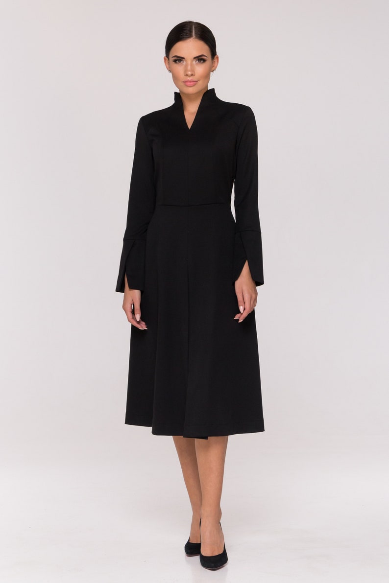 Robe cocktail noire à manches longues pour femmes, robe de travail ajustée et évasée à col haut Robes noires à col montant pour femmes Robe structurée TAVROVSKA image 3