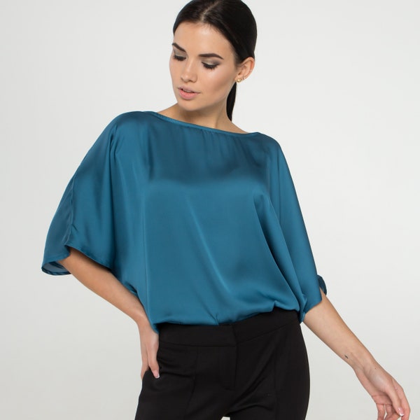 Blauwe dolman damesblouse met kimonomouwen, losse tops van satijnzijde met halve mouwen voor dames, blouse met boothals TAVROVSKA