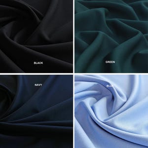 Op de afbeelding: Close-up van vier stofstalen in verschillende kleuren: zwart, groen, donkerblauw en lichtblauw. De stof is glad en heeft een lichte glans.