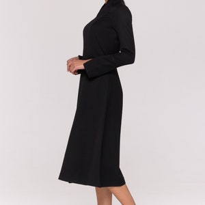 Robe cocktail noire à manches longues pour femmes, robe de travail ajustée et évasée à col haut Robes noires à col montant pour femmes Robe structurée TAVROVSKA image 4