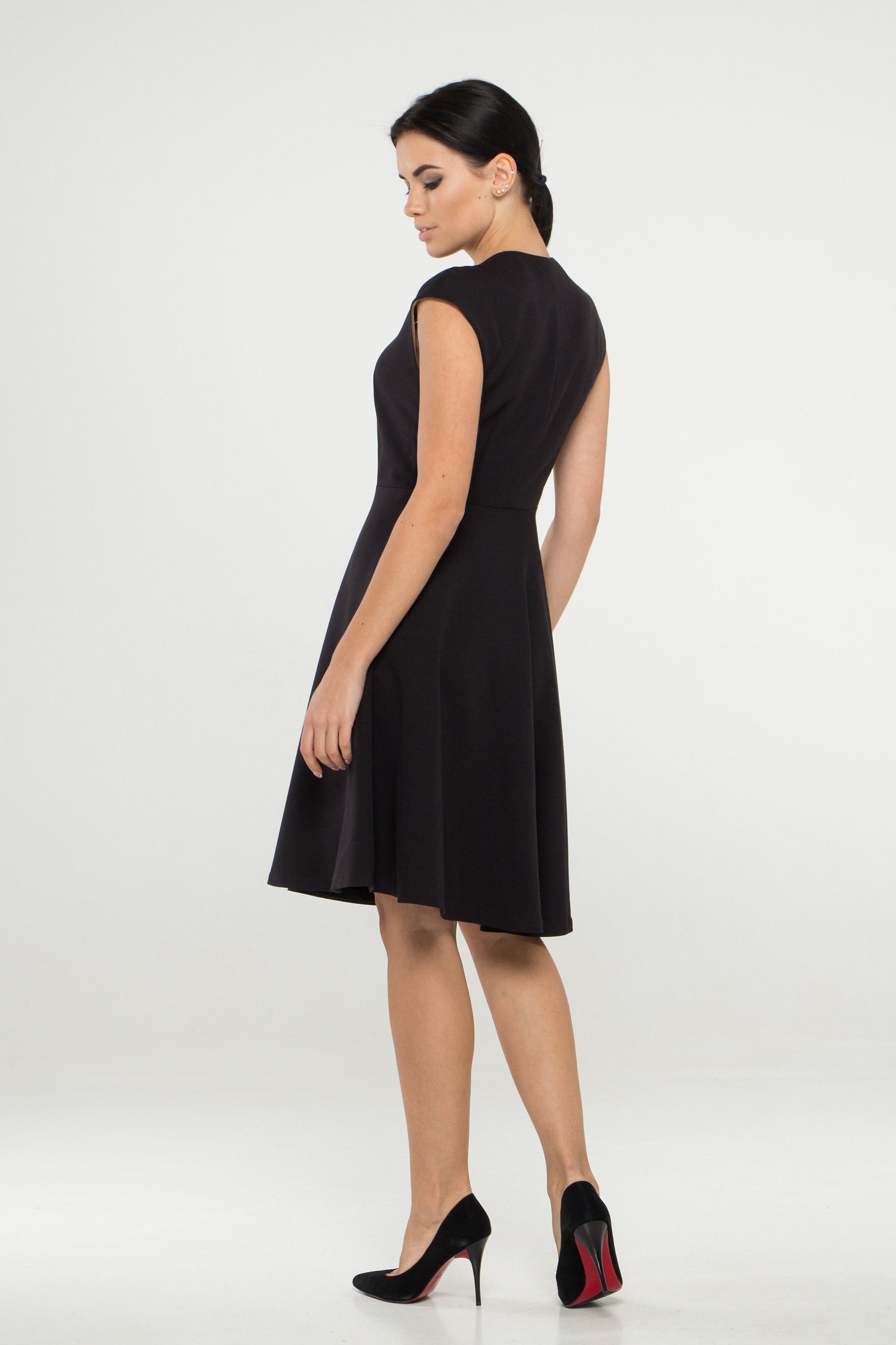 knee length dresses for ladies Zapaka Women Short Party Dress Velvet Sleeveless Black Cocktail Dress with Slit, Black / S