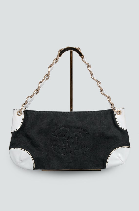 Chanel - Authenticated Timeless/Classique Handbag - Velvet Black Plain for Women, Never Worn